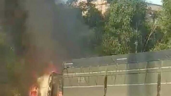 Xe container bốc cháy ngùn ngụt sau tai nạn