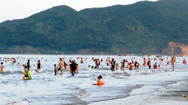 Hà Tĩnh: Nắng trên 43 độ C, dân tình đổ xô xuống biển giải nhiệt