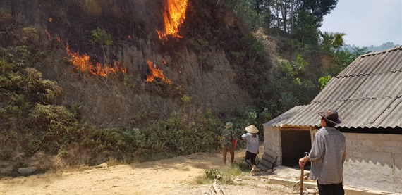 Hà Tĩnh: Di dời dân ra khỏi khu vực cháy rừng