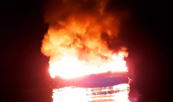 Tàu bốc cháy, 11 ngư dân may mắn thoát nạn