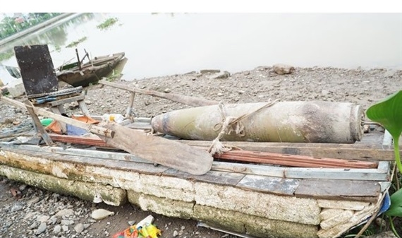 Người dân tá hỏa phát hiện quả bom hơn 100kg dưới sông Tam Bạc
