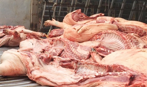 Xử phạt cơ sở kinh doanh thịt heo có dấu hiệu bệnh LMLM tại chợ Bình Điền
