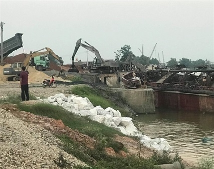 Bắc Giang: Hết làm trạm trộn bê tông không phép đến đổ đá xuống sông Thương