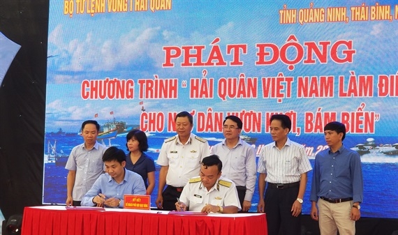Hải quân Việt Nam làm điểm tựa cho ngư dân vươn khơi, bám biển