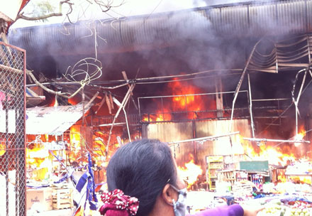 Cháy dữ dội tại chợ Nhật Tân - Hà Nội