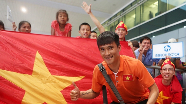 Người hâm mộ chào đón đội tuyển Việt Nam chiến thắng trở về