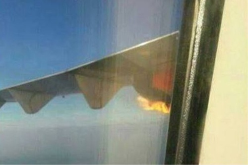 Máy bay Malaysia cháy động cơ trên không