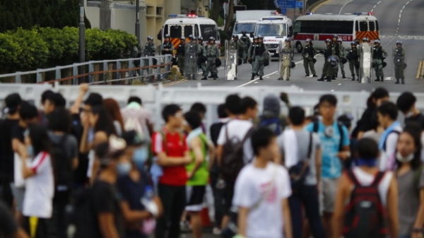 Rút cảnh sát chống bạo động, Hong Kong vẫn tắc nghẽn