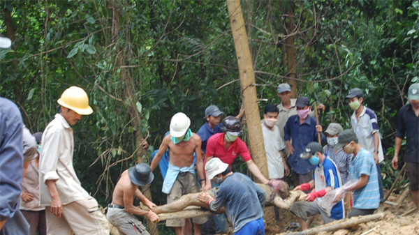 Sập hầm vàng ở Quảng Nam, 2 người bị chôn vùi