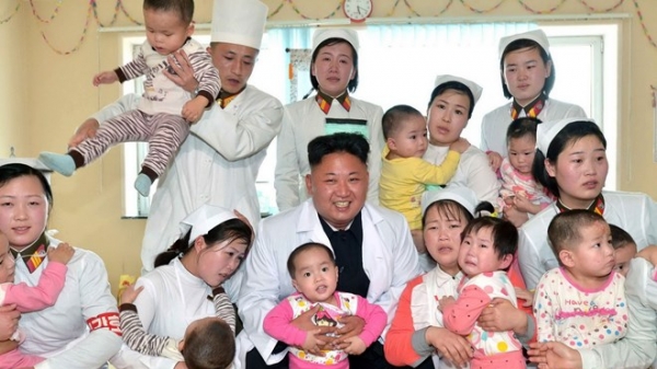 Kim Jong-un cùng em gái thăm trại trẻ mồ côi ở Bình Nhưỡng