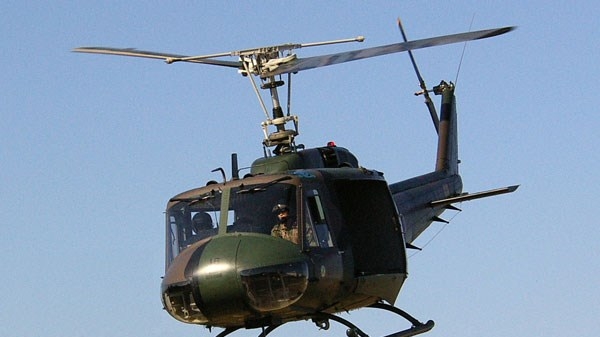 Video: Khả năng bay lượn tuyệt vời của trực thăng UH-1