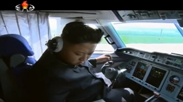 Video ông Kim Jong-Un tập lái máy bay gây sốt ở Triều Tiên