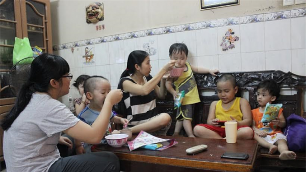 Người phụ nữ sinh 5 đầu tiên ở Việt Nam chia sẻ hành trình nuôi con