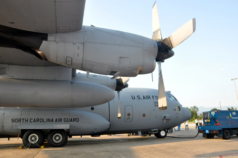 Cận cảnh máy bay 'siêu tải' C-130 của không quân Hoa Kỳ tại Đà Nẵng
