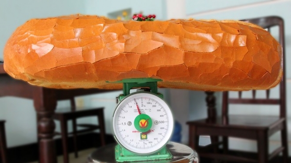 Cận cảnh quy trình 'ra lò' của bánh mì gần nặng 2 kg giá 70.000 đồng ở Sài Gòn