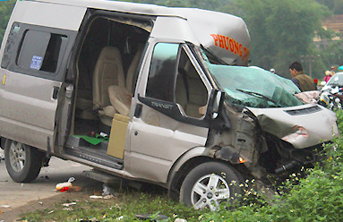 Hai người chết, 6 bị thương do ôtô khách đấu đầu xe container