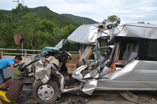 Xe chở 12 người đi du lịch gặp nạn thảm khốc ở Nghệ An