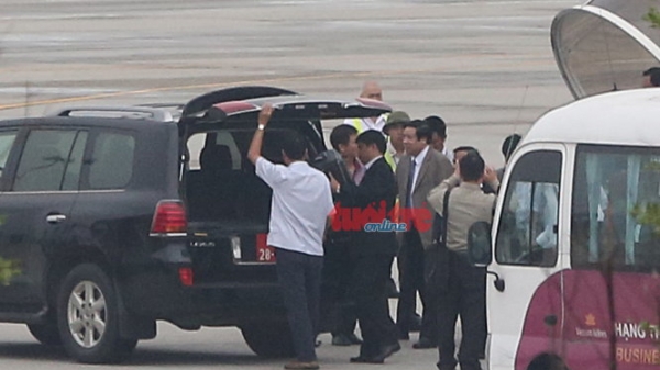 Bộ trưởng Phùng Quang Thanh tươi cười bước xuống máy bay