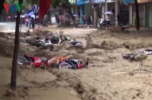 Vỡ đập ở Điện Biên: Nỗ lực trục vớt tài sản giúp dân