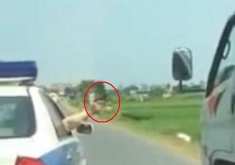 [video] Cảnh sát giao thông Hải Dương nổ súng truy đuổi xe tải như phim