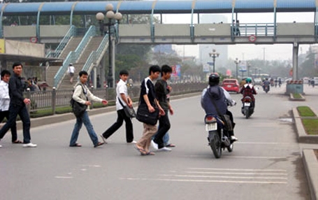 Bắt đầu xử phạt người đi bộ vi phạm luật giao thông