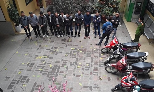 Cảnh sát hình sự hoá trang xử lý 16 'cò mồi' ở chùa Hương