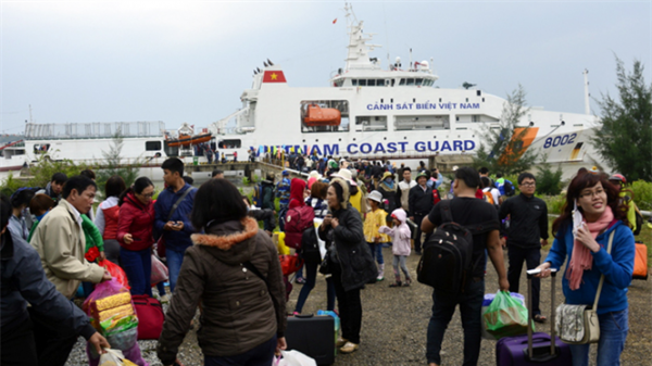 Tàu Cảnh sát biển 8002 đưa người dân huyện đảo về quê ăn tết