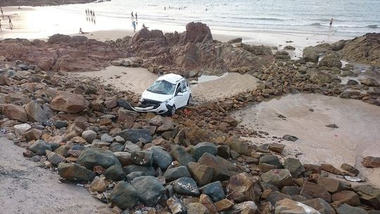 Vụ taxi lao xuống biển: Nữ hành khách đã chết