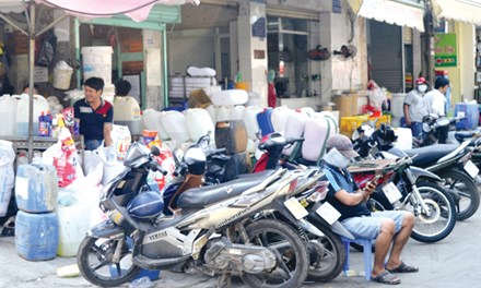 Bất lực nhìn chợ 'thần chết' Kim Biên