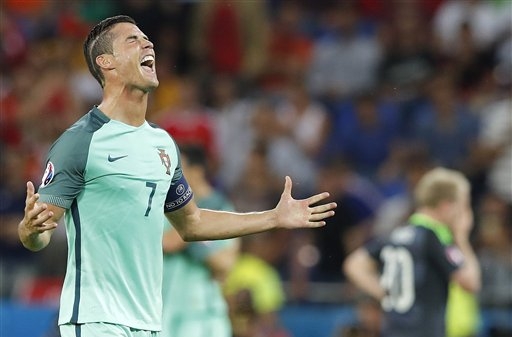 C.Ronaldo cân bằng kỷ lục ghi bàn vĩ đại của Platini ở Euro