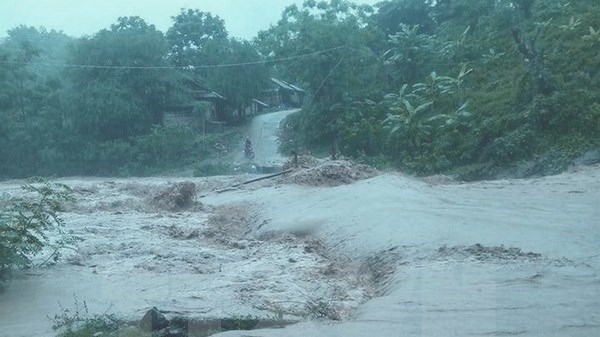 Lào Cai: Mưa lũ làm sập cầu, cô lập 60 hộ dân ở huyện Văn Bàn