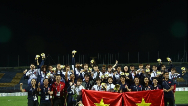 Đội tuyển bóng đá nữ nhận tiền thưởng SEA Games từ VFF