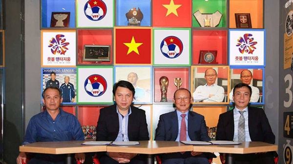 Khi HLV Park Hang Seo và đồng nghiệp của Thái Lan nhận lương nửa tỷ đồng