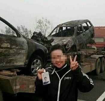 Nữ phóng viên bị sa thải vì chụp ảnh tươi cười tại hiện trường tai nạn