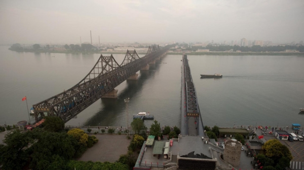 Trung Quốc bất ngờ đóng cây cầu chính nối với Triều Tiên