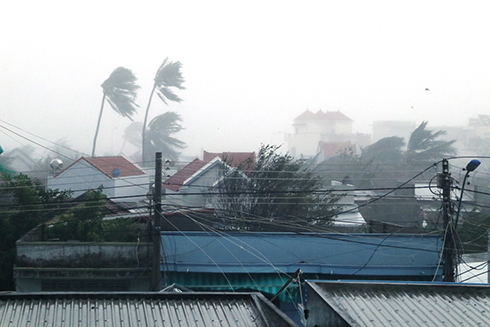 Vạn Ninh, Khánh Hòa: Hàng nghìn nhà dân bị tốc mái, sóng biển cao gần 10 mét