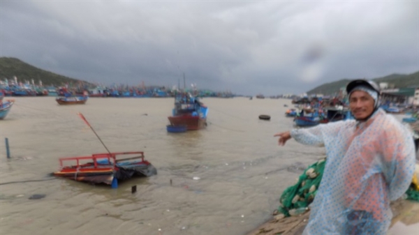 Ít nhất 10 tàu cá neo đậu ở khu vực cảng Hòn Rớ bị bão đánh chìm