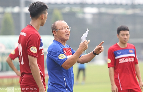 HLV Park Hang Seo muốn các tuyển thủ 'không tin đồng đội'
