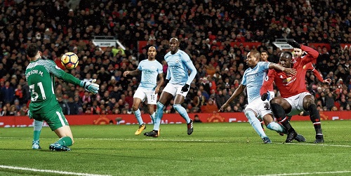 Lukaku hứng bão chỉ trích sau derby Manchester