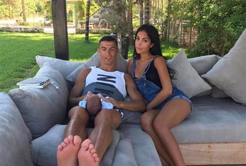 Ronaldo xác nhận bạn gái sắp sinh em bé