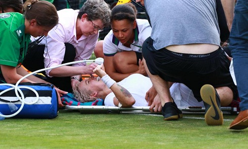 Tay vợt Mỹ phải thở oxy khi ngã quỵ trên sân vì chấn thương