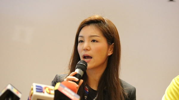 Nữ trưởng đoàn xinh đẹp người Thái Lan ấn tượng với HLV Hữu Thắng