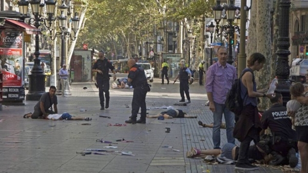 Nạn nhân nằm la liệt tại hiện trường đâm xe khủng bố ở Tây Ban Nha