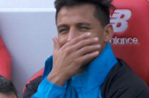 Sanchez cười cợt khi Arsenal bị Liverpool vùi dập