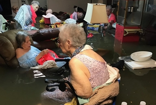 Hỗn loạn khi bão Harvey trút 34 tỷ m3 nước xuống Texas