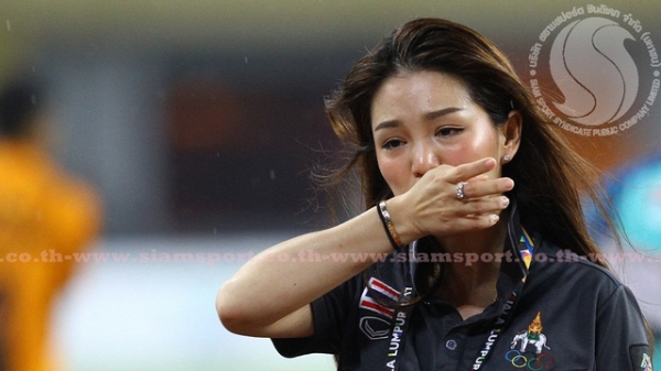 Nữ trưởng đoàn xinh đẹp Thái Lan bật khóc sau khi đội nhà giành HCV SEA Games