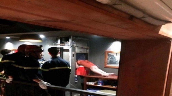 Kẹt đầu trong thang máy chuyển đồ ăn của nhà hàng, nam thanh niên tử vong tại chỗ