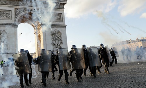 Pháp điều xe thiết giáp, vòi rồng đối phó biểu tình 'Áo vàng'