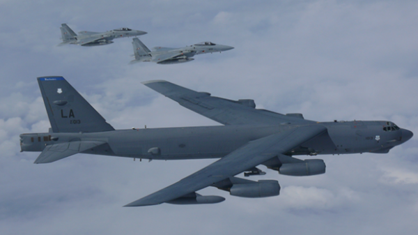 Mỹ điều máy bay ném bom B-52 đến gần các đảo tranh chấp ở Biển Đông
