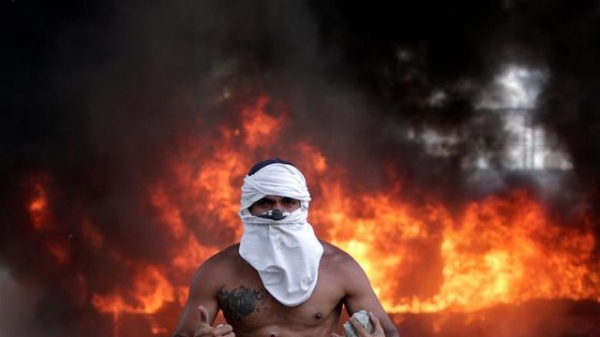 Cảnh tượng hỗn loạn như chiến trường tại Venezuela sau âm mưu đảo chính